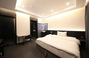 THE M HOTEL