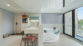 Goseong Lareine Poolvilla H