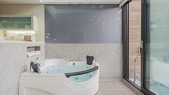 Goseong Lareine Poolvilla H