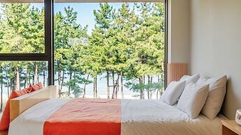 Goseong Lareine Poolvilla H