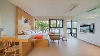 Goseong Lareine Poolvilla H