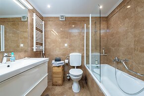 Golden Cove Apartment