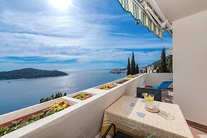 Golden Cove Apartment