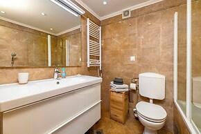 Golden Cove Apartment