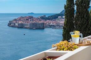 Golden Cove Apartment
