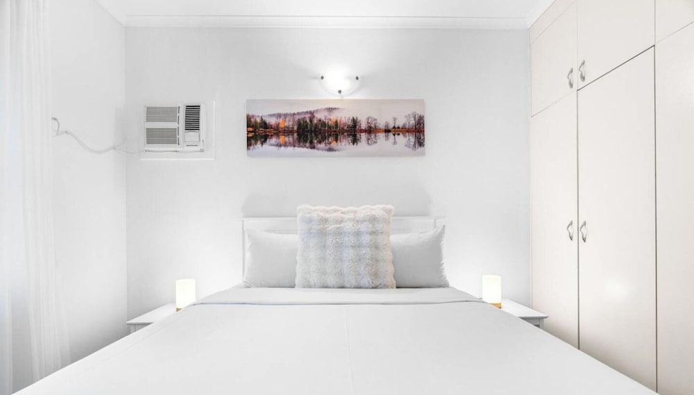 Bright Cozy Apartment Central - Modern