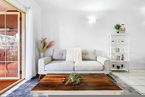 Bright Cozy Apartment Central - Modern