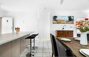 Bright Cozy Apartment Central - Modern
