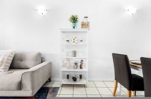Bright Cozy Apartment Central - Modern