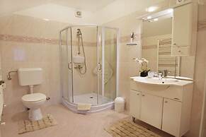 Lovely Accommodation With Private Garden
