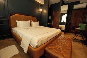 The Tub Suite