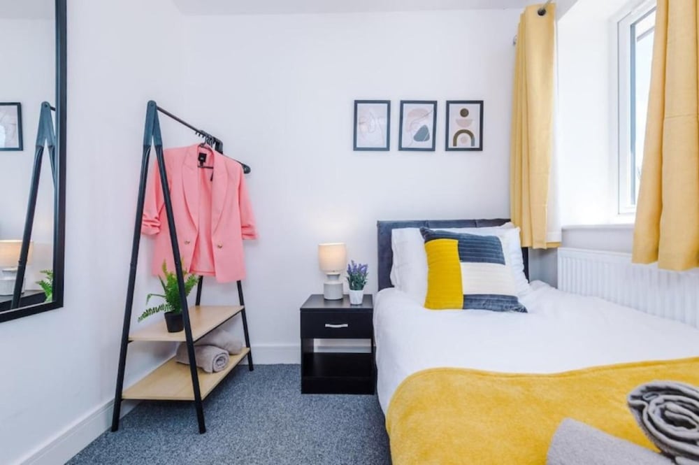 Penny Bridge Basecamp 6-bed Contractor House St Helens