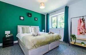 Penny Bridge Basecamp 6-bed Contractor House St Helens