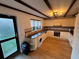 A Village Tranquil Modern Tudor House sea Views