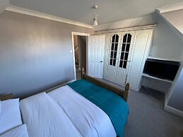 A Village Tranquil Modern Tudor House sea Views