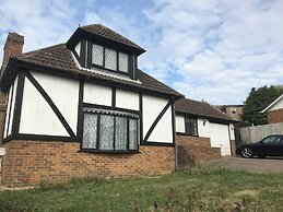 A Village Tranquil Modern Tudor House sea Views