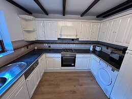 A Village Tranquil Modern Tudor House sea Views