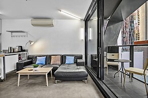 Central 2 Bed Apartment Near Melbourne CBD
