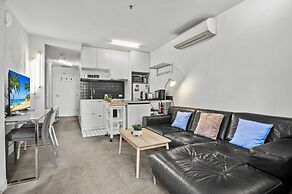 Central 2 Bed Apartment Near Melbourne CBD