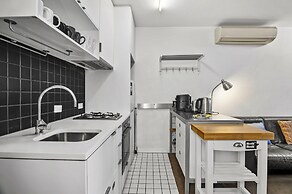 Central 2 Bed Apartment Near Melbourne CBD