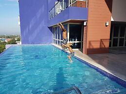 City Apartment in Kingston AC with Pool