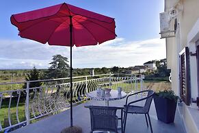 Relaxing Retreat With Terrace