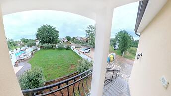 Cozy Apartment With Pool Near Umag
