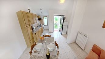 Cozy Apartment With Pool Near Umag