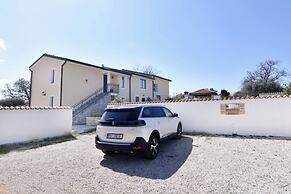Cozy Apartment With Pool Near Umag
