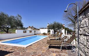 Cozy Apartment With Pool Near Umag