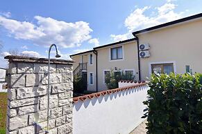 Cozy Apartment With Pool Near Umag
