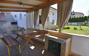 Apartment With Garden and BBQ Area