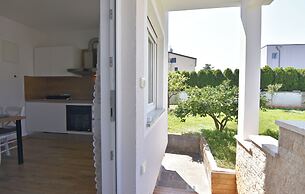 Apartment With Garden and BBQ Area
