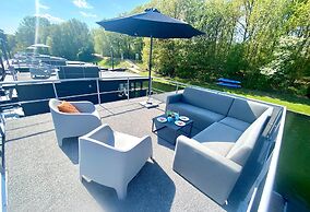 Houseboat at Mookerplas