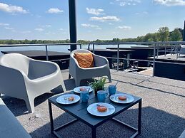 Houseboat at Mookerplas