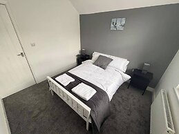 House Sleeps 8 With Garden