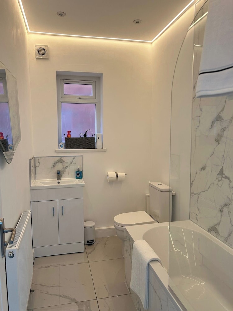 House Sleeps 8 With Garden