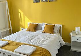 House Sleeps 8 With Garden