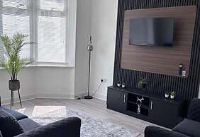 House Sleeps 8 With Garden