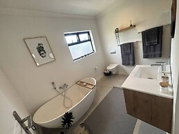 Self-catering Pool-side Guesthouse