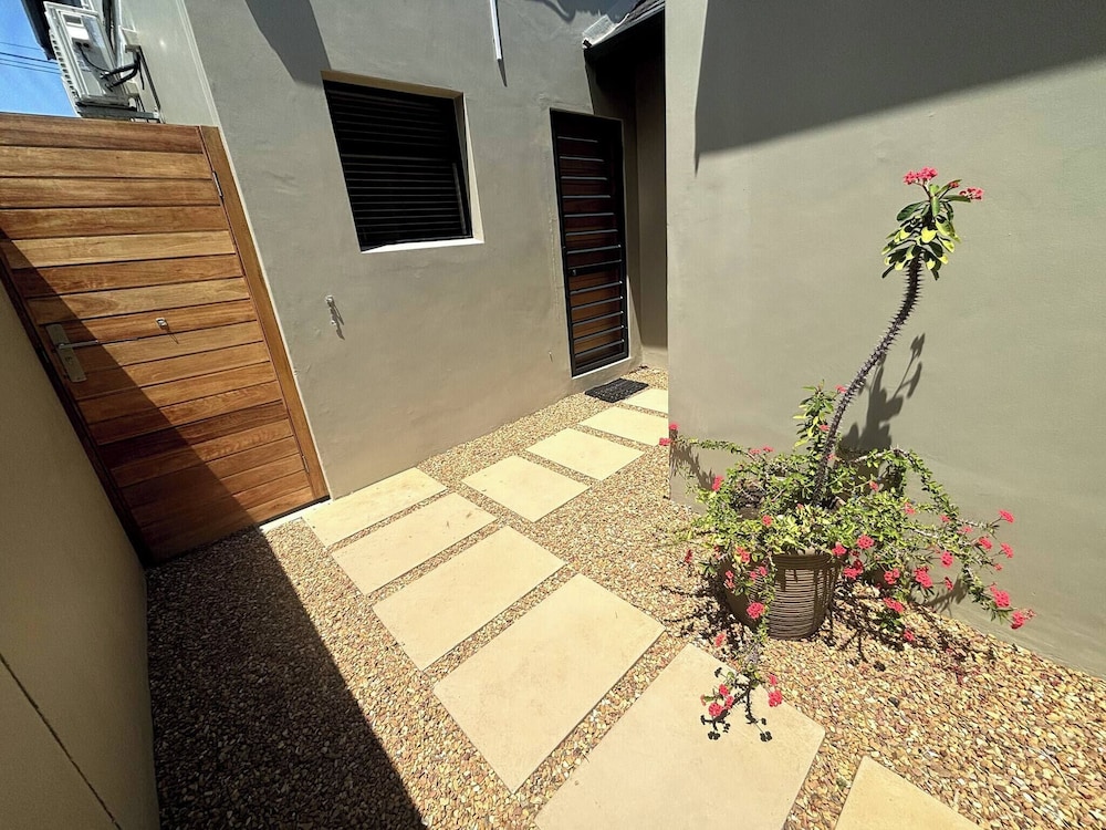 Self-catering Pool-side Guesthouse