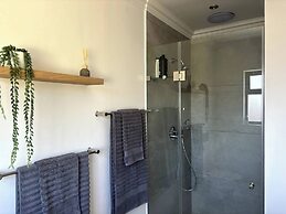Self-catering Pool-side Guesthouse