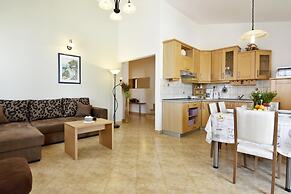 Bright Flat With Shared Pool in Tar