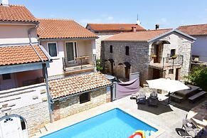 Bright Flat With Shared Pool in Tar
