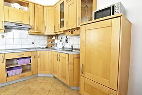 Bright Flat With Shared Pool in Tar