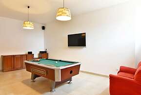 Bright Flat With Shared Pool in Tar