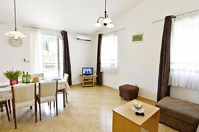 Bright Flat With Shared Pool in Tar