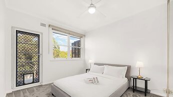 Metawise 2BR Apt Steps to Brighton-le-sands Beach
