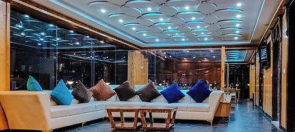 Evoque Hotel - River View Near Mall Road