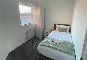 3-bed-sleeps 5 With Garden and Parking